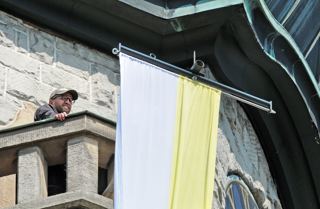Fahnenmontage Ho__chst Tele 26-04-2014 24.jpg
