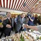 Jean Claude Juncker auf EU-Wahlkampf am Wiener Naschmarkt
