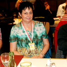 085 Ingrid tr__gt stolz das Wappen der Rhinzig__nar.JPG