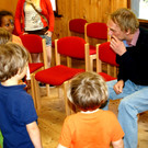 M__hlenbesitzer Bernd Amann witzelt mit den Kindern.JPG