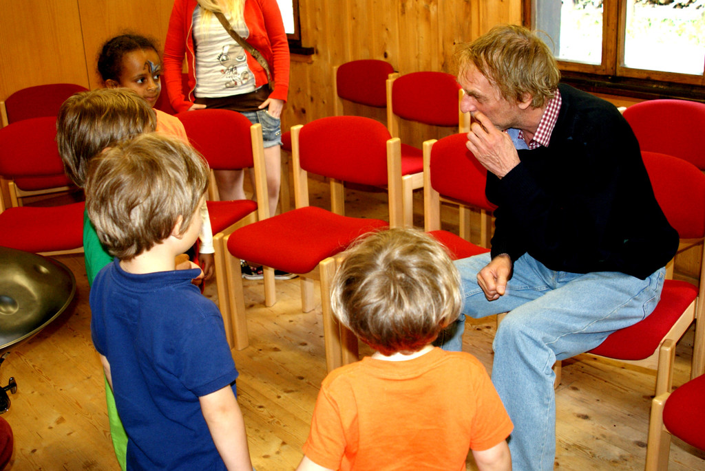 M__hlenbesitzer Bernd Amann witzelt mit den Kindern.JPG