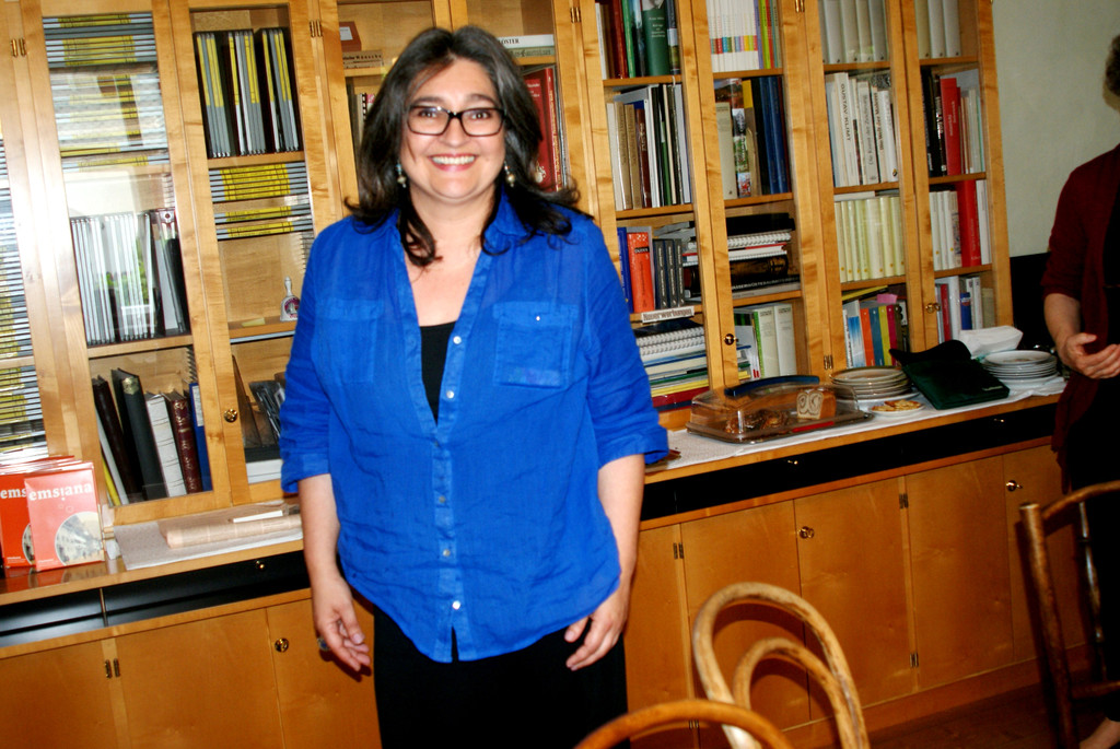 Maria kredenzte Getr__nke und Geb__ck.JPG
