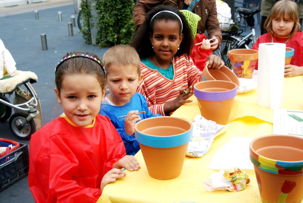 116 Viktoria _5__ Matteo _3_ und Kendra _8__ Basteln f__r die Mama.JPG