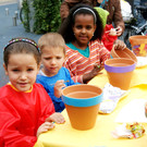 116 Viktoria _5__ Matteo _3_ und Kendra _8__ Basteln f__r die Mama.JPG