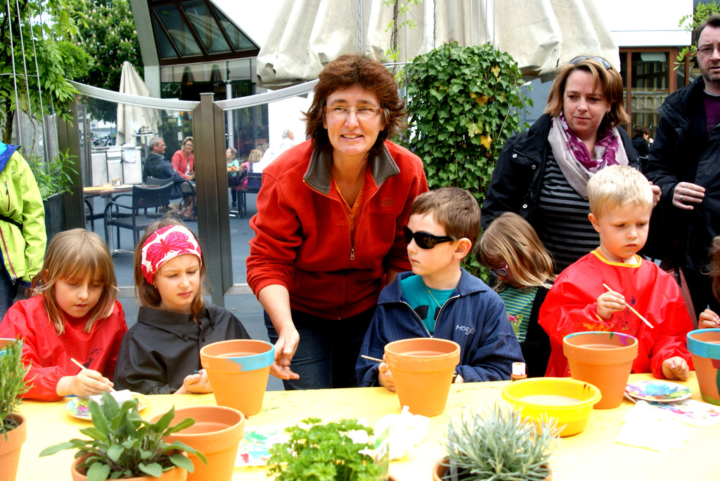 120 Carmen Nussbaumer bastelte mit den Kindern.JPG