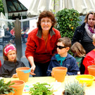 120 Carmen Nussbaumer bastelte mit den Kindern.JPG
