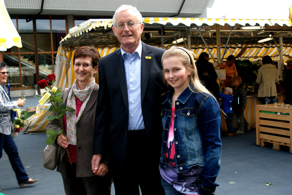 124 Marianne und Toni mit Enkelin Nina.JPG