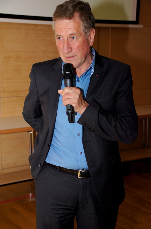 Erich Schw__rzler Stolz auf die Absolventen_.JPG