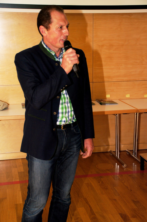 Josef Moosbrugger begl__ckw__nschte die Seminar-Teilnehmer zu ihrem Erfolg.JPG