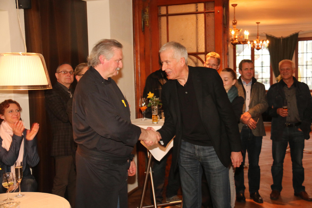 IMG_6265_B__rgermeister Wilfried Berchtold gratuliert G__nther Scheidbach.JPG