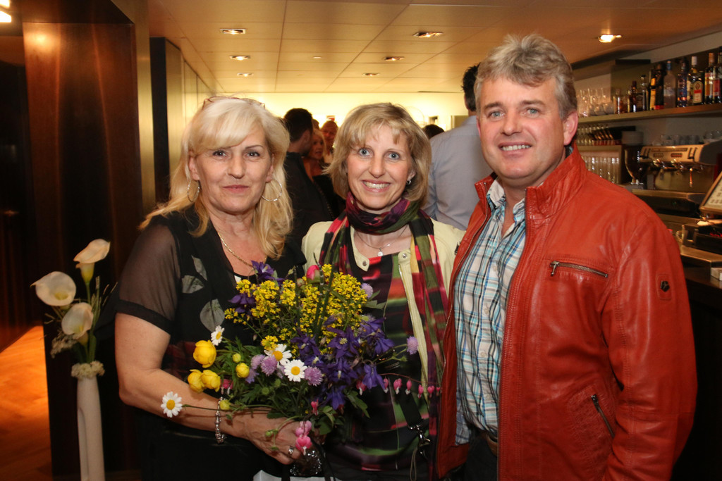 IMG_6285_Franz und Christine Welte _Welte Holz GmbH_ __berreichten Lisi Scheidbach _Lingg_ einen sch__nen Blumenstrau__.JPG