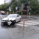 Unfall: Pkw prallt in Wien-Ottakring gegen Poller