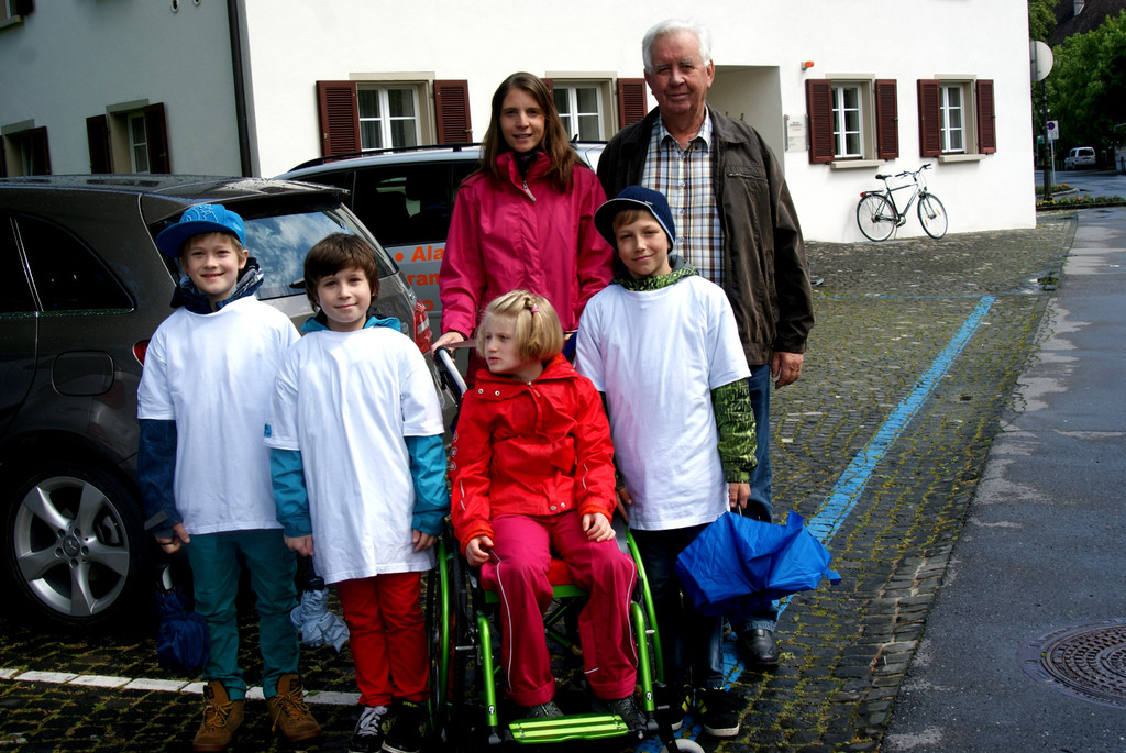 01 Anne _8_ mit Mama Christine und Opa Alfons_ Remo_ Joel und Konstantin von der MS-Markt.JPG