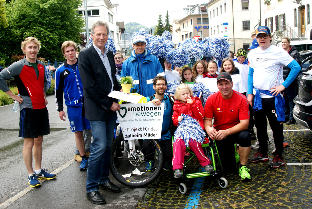 14 Richard Amann freute sich __ber das Geschenk.JPG