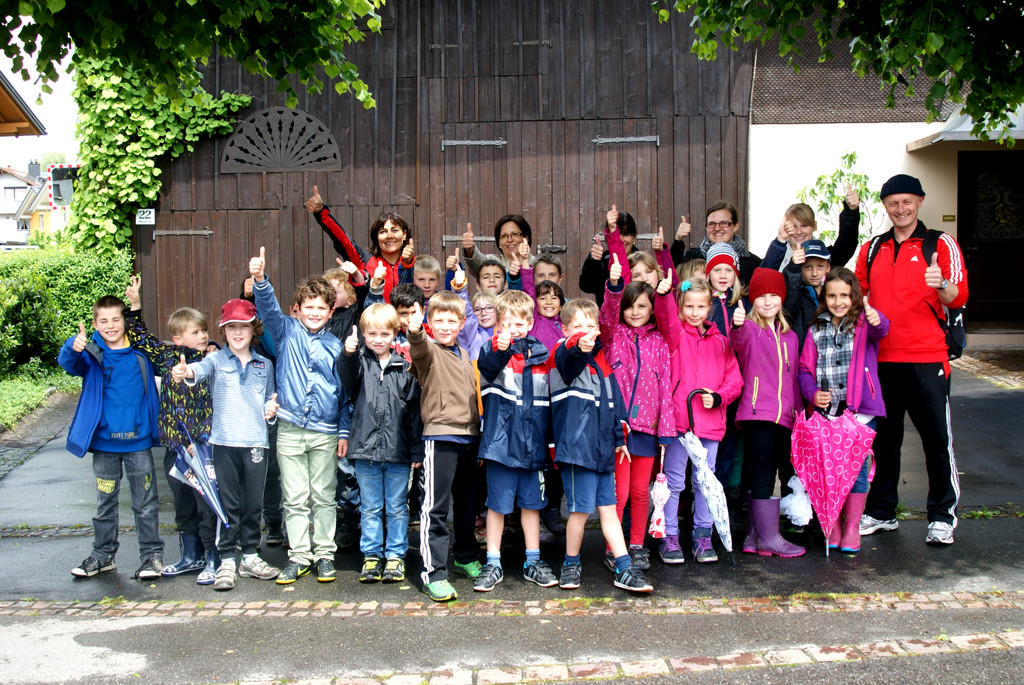 16 Christof Weber _Freizeit-P__dagoge_ die Lehrerinnen und Kinder_ warteten am Walserweg in Altach.JPG