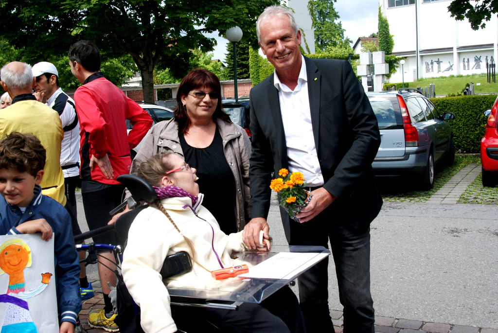24 Gottfried Br__ndle freute sich __ber den Blumengru__ von Isabella Wulz _26__ die mit Mama Karin zur Gemeinde gekommen war.JPG