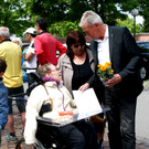 25 Ger__hrt nahm Gottfried Br__ndle das Blument__pfchen entgegen.JPG