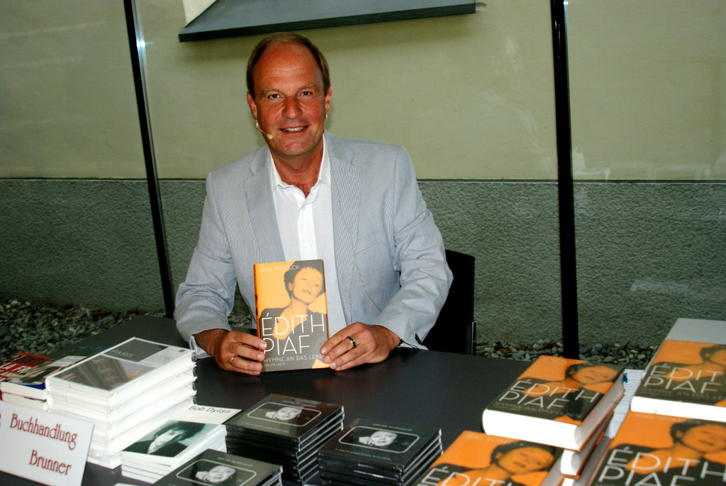 097 Das Buch __ber __dith Piaf ber__hrt die Leser.JPG