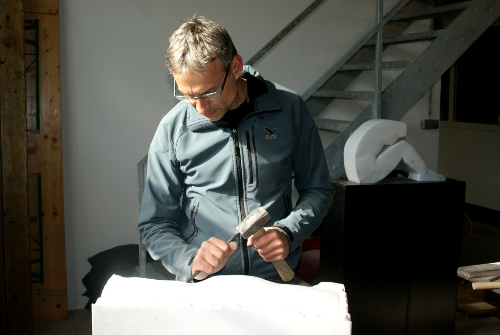 51 Manfred Hageneder am Werk.JPG