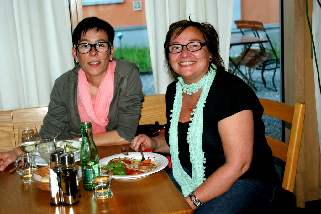 60 Anne und Moni genossen den Abend bei Musik und gutem Essen.JPG