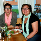 60 Anne und Moni genossen den Abend bei Musik und gutem Essen.JPG