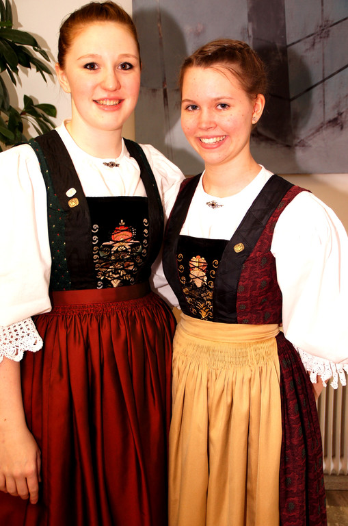 046 Fesche Madln in Tracht gekleidet.JPG
