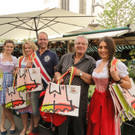 1_ Zwei der gluecklichen Gewinner eines brandneuen Schranne-Shoppers.jpg