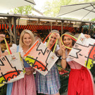 2_ Promotion Damen Julia_ Michi und Jenny auf der Schranne mit dem neuen Schrannen-Shopper.jpg