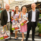 3_ Salzburger Agrar Marketing Chef Herwig Mikutta mit den Promotion Damen und Mag_ Josef Pultar_ Kaufm_ Gesch__ftsf__hrer Um.jpg