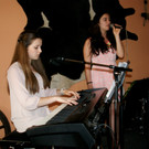 046 Alexandra Blum am Piano und Giulia Engel.JPG