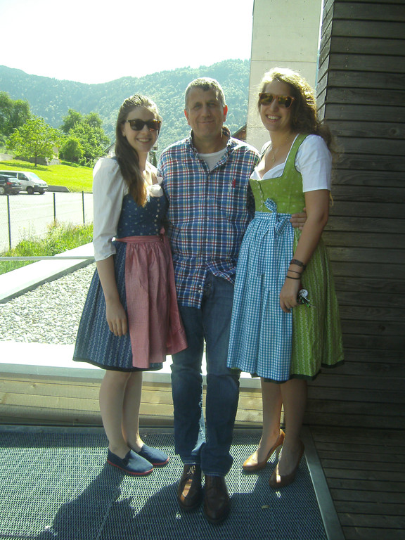 fesche Dirndln im Dirndl EU-Wahl 2014.JPG