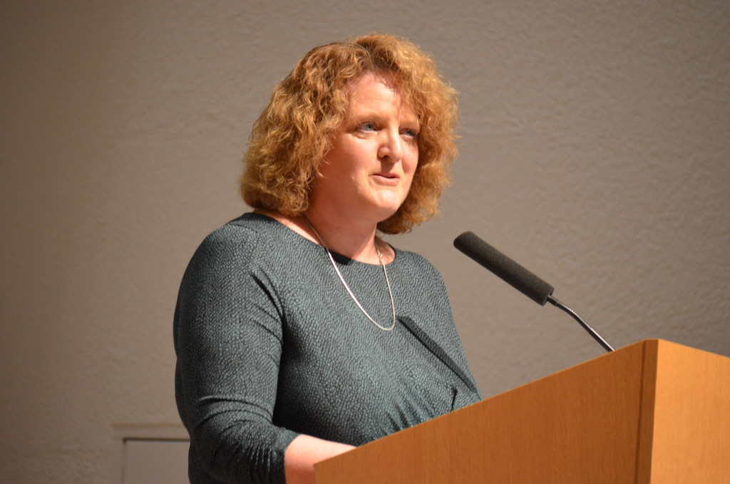 BK_Schulleiterin Meg Sutcliffe beglu__ckwu__nschte die Absolventen.jpg