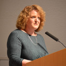 BK_Schulleiterin Meg Sutcliffe beglu__ckwu__nschte die Absolventen.jpg