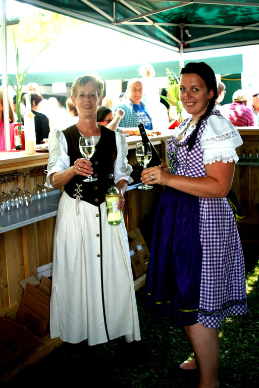 32 Lisbeth und Alexandra - ein Glasl Wein.JPG