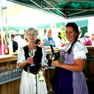 32 Lisbeth und Alexandra - ein Glasl Wein.JPG