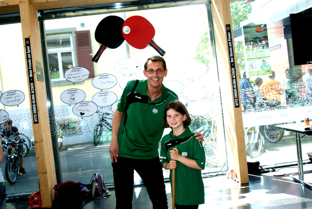 J__rgen Vogelauer vom UTC Tischtennis Club mit Linda.JPG