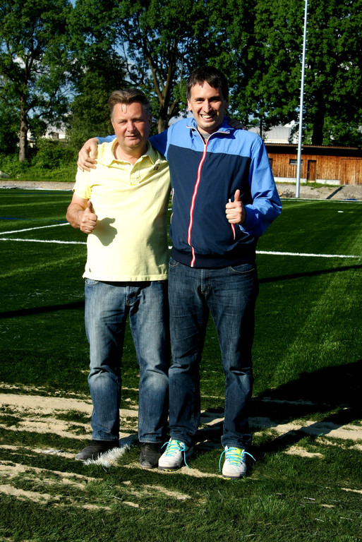 v_li_ Friedl Dold und Harald Achenrainer freuen sich __ber den Kunstrasenplatz.JPG