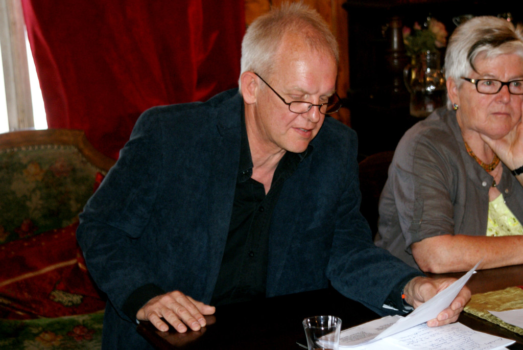 Johannes Grabher liest Herbert Riedmann.JPG