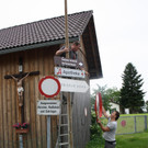 Mitarbeiter des Lochauer Wirtschaftshofes bei der Montage des eingeforderten Verkehrsspiegels