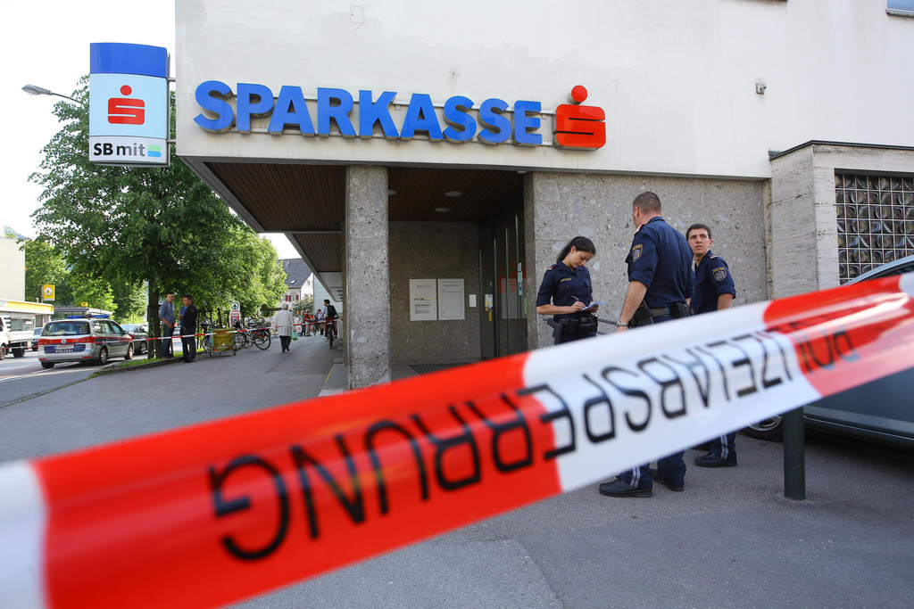 U__berfall Sparkasse07.jpg