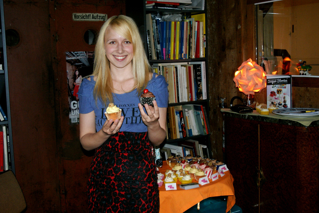 30 Michelle Thaler mit ihren Cup-Cakes.JPG
