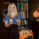 30 Michelle Thaler mit ihren Cup-Cakes.JPG