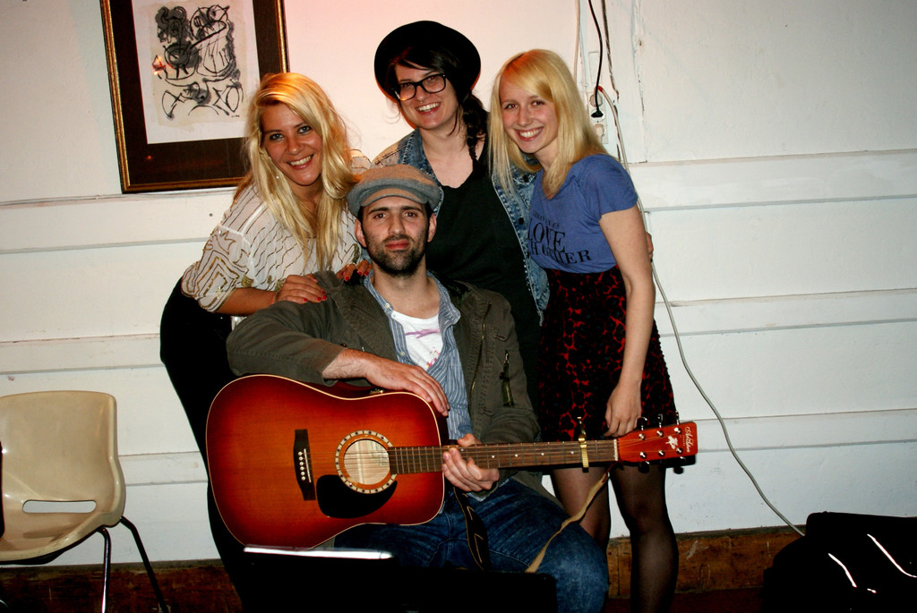 43 Stuard mit Kasandra_ Simone und Michelle.JPG
