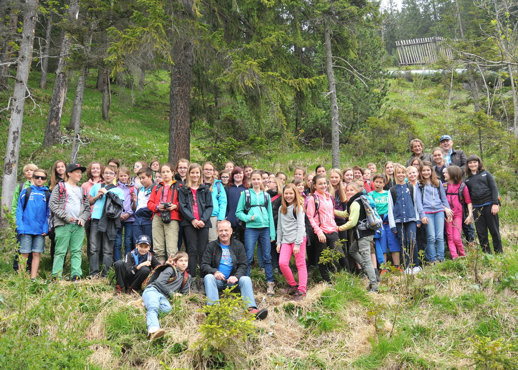 Sch__lerInnen-der-MMS-Th__ringen-auf-Erkundungstour-im-Wald.jpg