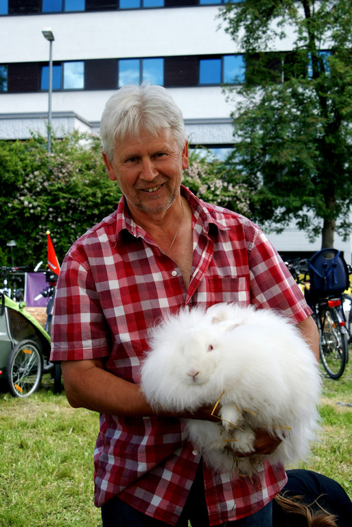77 Helmut mit Angorahase Alfons.JPG
