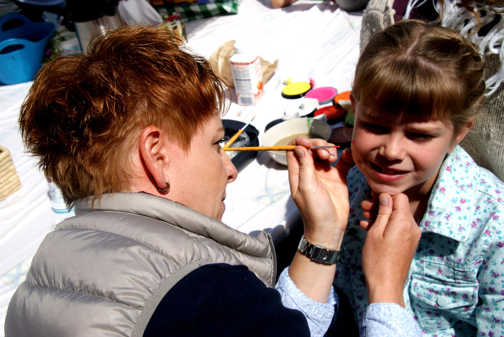 34 Silvia Hagspiel bemalte Kindergesichter.JPG