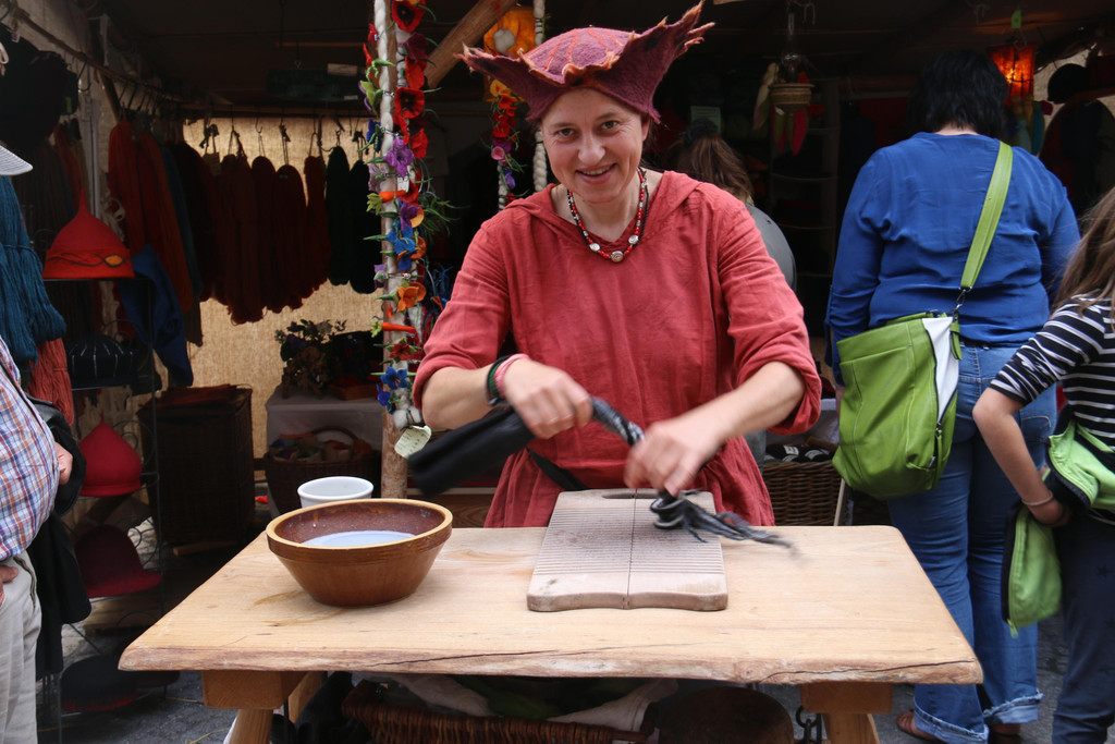 IMG_7035_Katleen aus Brandenburg zeigte die Filzkunst.JPG