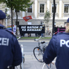 Demos zum "Fest der Freiheit": Ruhiger Protestauftakt vor der Universität Wien