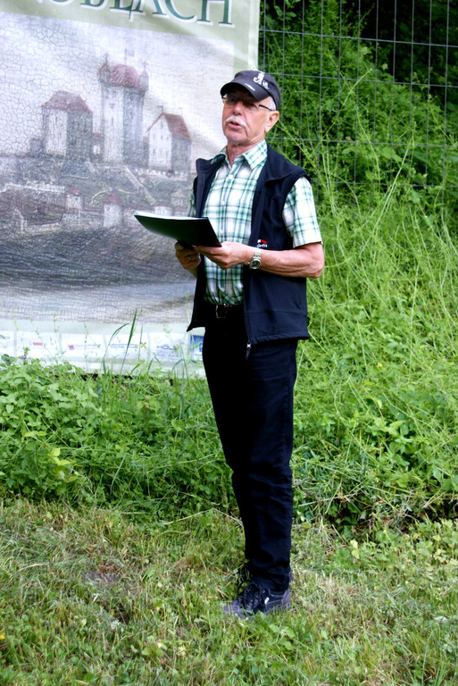 01 Josef Kr__utler kennt die Burg wie seine Westentasche.JPG