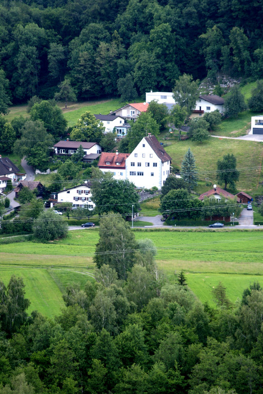 30 Im Tal das Lustschl__sschen_ das zur Burg geh__rte.JPG